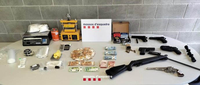Objectes intervinguts en dues plantacions de marihuana a Esparreguera (Barcelona)