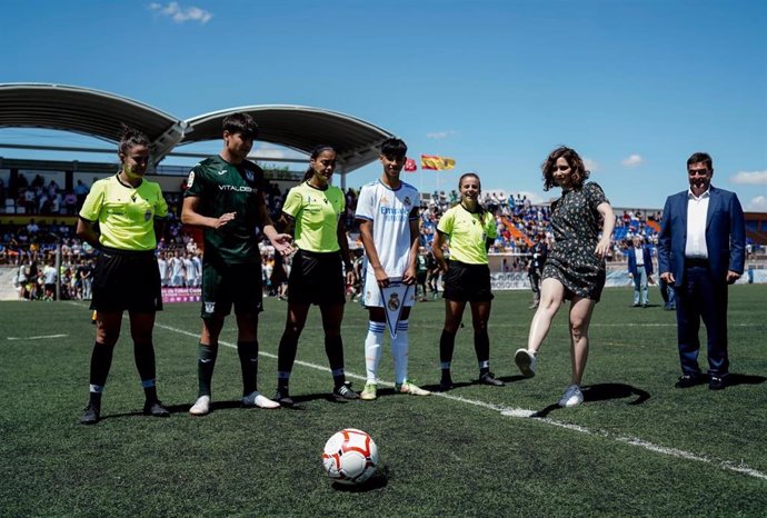 Ayuso recibe el galardón del VI Torneo de Fútbol Cadete Vicente del Bosque en reconocimiento a su apoyo al deporte .