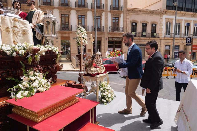 El alcalde de Almería, Ramón Fernández-Pacheco, ha realizado la ofrenda floral ante el señor de la Santa Cena en el altar instalado en la Puerta de Purchena con motivo de la celebración del Corpus.