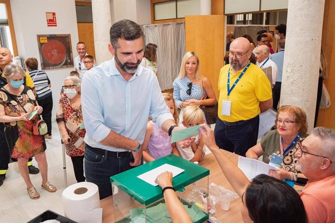 El alcalde de Almería, secretario general del PP de Almería y portavoz del PP-A, Ramón Fernández-Pacheco, ejerce su derecho al voto