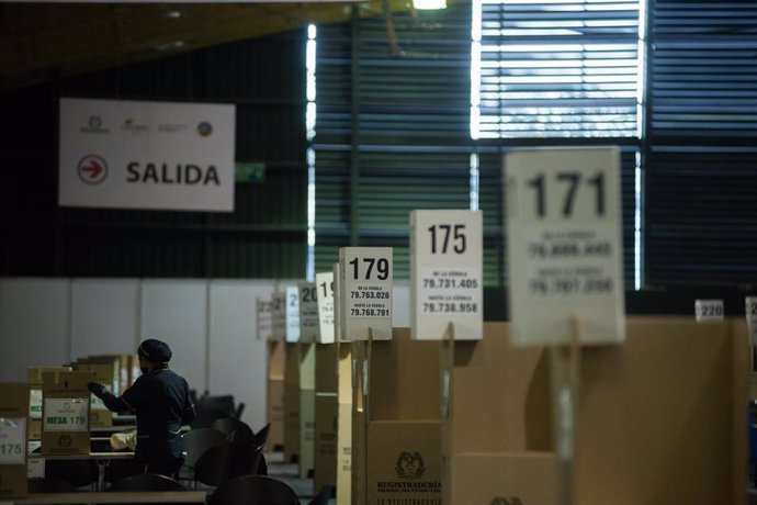 Material electoral en uno de los centros de votación para la segunda vuelta de las elecciones presidenciales de Colombia del 19 de junio de 2022