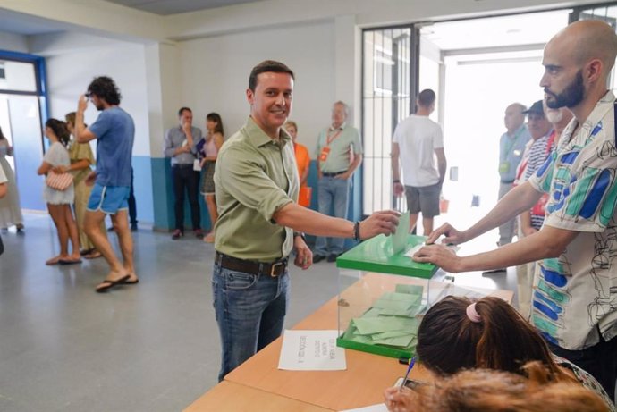 Javier Aureliano García, presidente del PP de Almería, ejerce el voto en las elecciones autonómicas del 19J