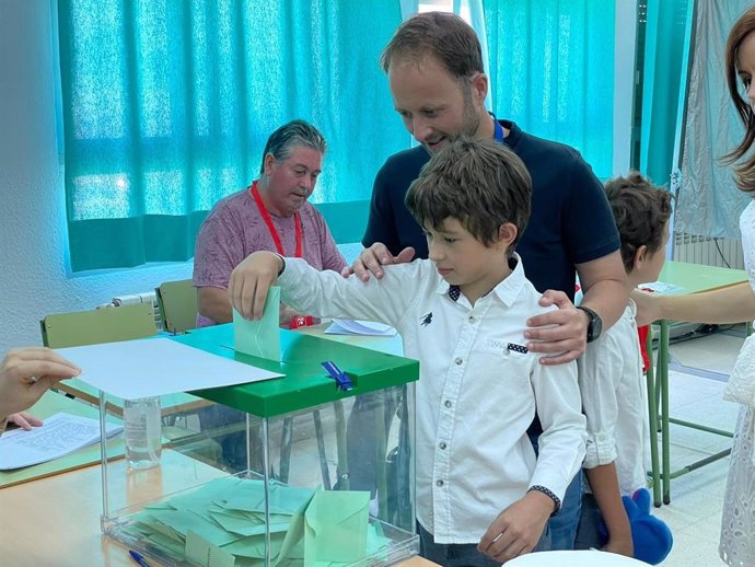 El presidente provincial de Jaén y candidato al Parlamento andaluz, Erik Domínguez, ha votado en Guarromán.