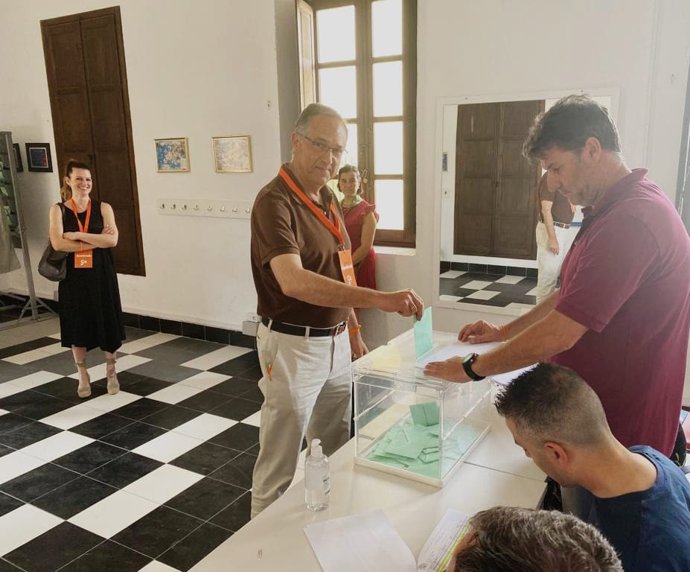 Vicente García, candidato de Cs al Parlamento de Andalucía por Almería, ejerce el voto en las elecciones autonómicas del 19J