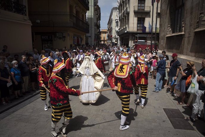 El público observa un desfile durante la celebración del Corpus Christi en el centro de Valencia