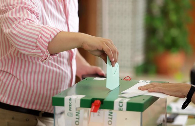 Ciudadanos ejerciendo su derecho al voto en Málaga durante el día de las elecciones a la presidencia de la Junta de Andalucía 