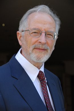 Archivo - El doctor Luis Enjuanes premiado por los Sumilleres riojanos