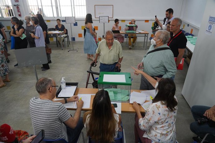 Ciutadans exercint el seu dret al vot durant el dia de les eleccions a la presidncia de la Junta d'Andalusia  a 19 de juny de 2022 a Sevilla
