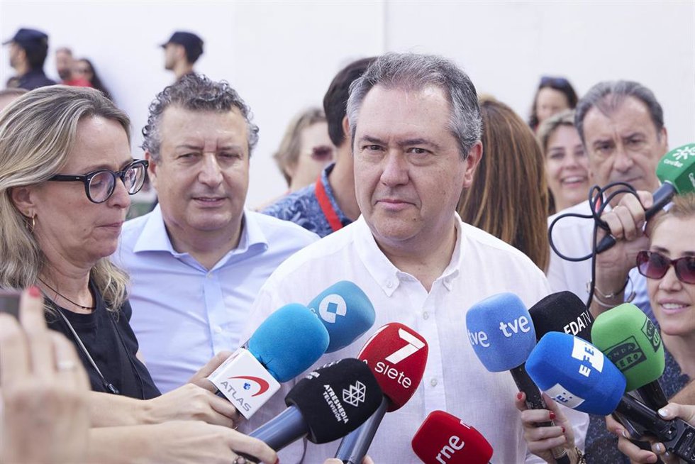 El candidato del PSOE a la Presidencia de la Junta y secretario general del PSOE de Andalucía, Juan Espadas, atiende a los medios de comunicación tras ejercer su derecho al voto en el CEIP Calvo Sotelo, a 19 de junio de 2022 en Sevilla (Andalucía, Españ