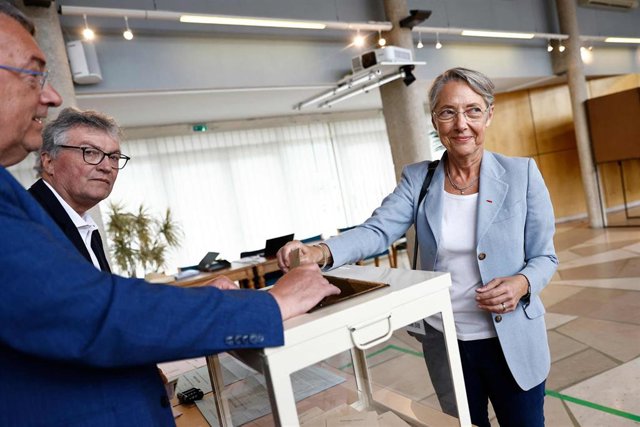 La primera ministra francesa Élisabeth Borne en un colegio electoral en la segunda vuelta las elecciones legislativas del 19 de junio de 2022