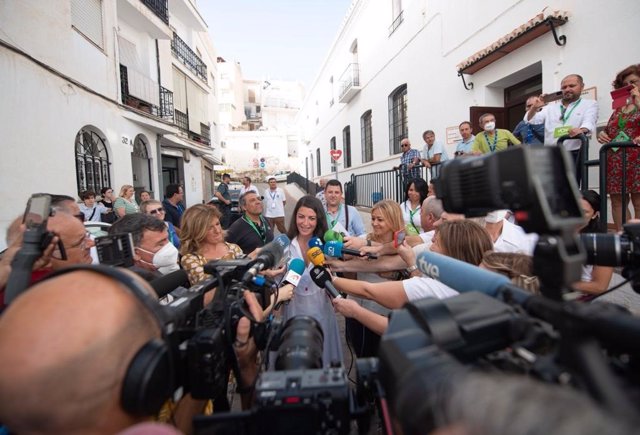 La candidata de Vox a la Presidencia de la Junta, Macarena Olona, hace declaraciones tras depositar su voto en Salobreña (Granada)