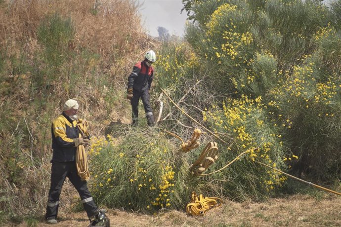 Bomberos trabajan en las labores de extinción de un incendio en la comarca de Tafalla, a 18 de junio de 2022, en Ujué, Pamplona, Navarra, (España). Éste es uno de los incendios que permanecen activos en la Comunidad foral y que ha provocado el desalojo 