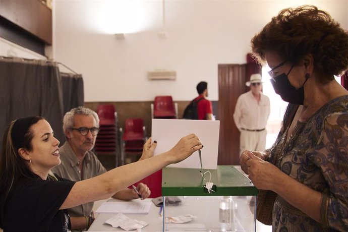 La presidenta, de una mesa electoral, mete un voto en la urna durante el día de las elecciones a la presidencia de la Junta de Andalucía en el Colegio San Fernando Marista, a 19 de junio de 2022 en Sevilla (Andalucía, España)