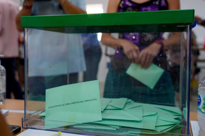 Urnas con las papeletas donde los andaluces ejercen su derecho al voto durante el día de las elecciones a la presidencia de la Junta de Andalucía  a 19 de junio de 2022 en Sevilla (Andalucía, España).