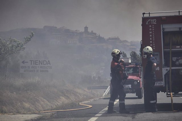 Dos bomberos participan en un incendio en la comarca de Tafalla.