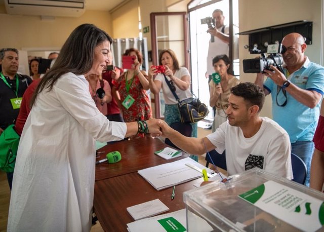 Macarena Olona ejerce su derecho al voto en Salobreña (Granada)