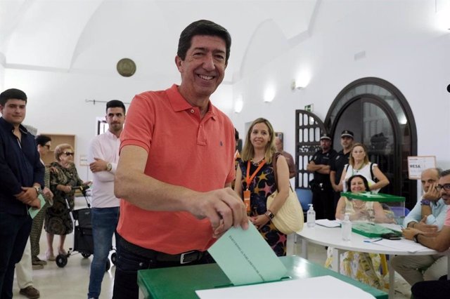 El candidato de Cs a la Presidencia de la Junta en las elecciones de este domingo, Juan Marín, votando en Sanlúcar de Barrameda (Cádiz).