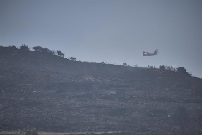 Un hidroavión durante las labores de extinción de un incendio en la comarca de Tafalla.