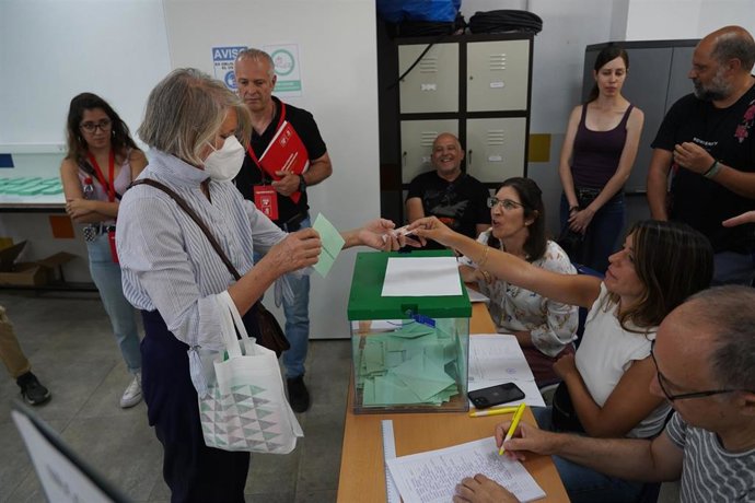 Ciudadanos ejercen su derecho al voto durante el día de las elecciones a la Presidencia de la Junta de Andalucía en Sevilla.