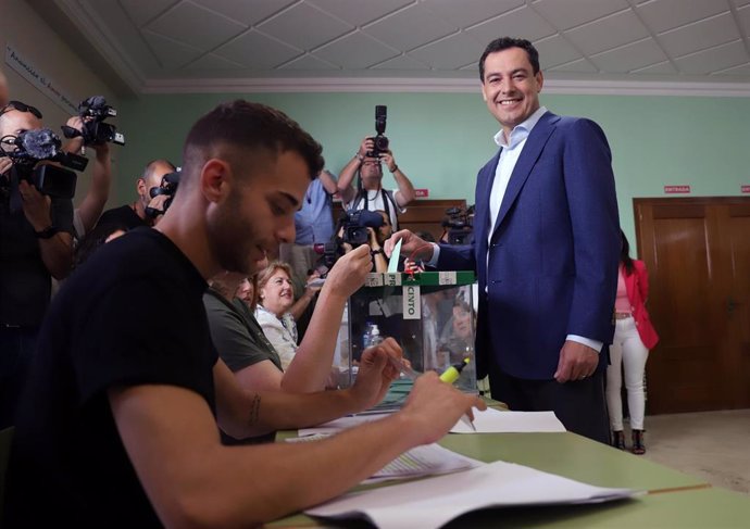 El presidente del PP-A y candidato a la Presidencia de la Junta, Juanma Moreno, ejerce su derecho a voto. En el Colegio Sagrado Corazón de Jesús a 19 de junio del 2022 en Málaga (Andalucía, España)