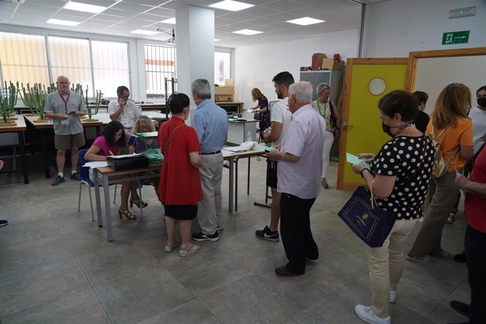 Ciudadanos ejerciendo su derecho al voto durante el día de las elecciones a la presidencia de la Junta de Andalucía  a 19 de junio de 2022 en Sevilla (Andalucía, España).