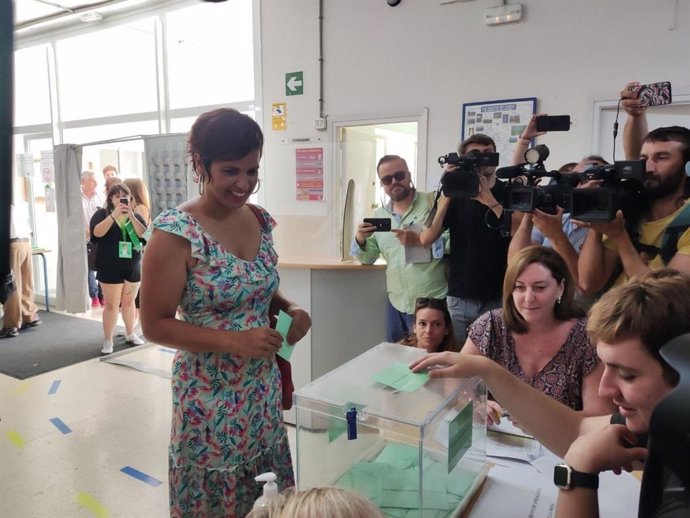 La candidata de Adelante Andalucía, Teresa Rodríguez, vota en las elecciones andaluzas del 19 de junio en el IES Caleta de Cádiz.