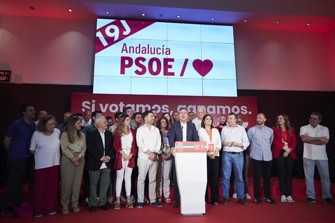 El candidato del PSOE a la presidencia de la Junta de Andalucía, Juan Espadas, durante la noche electoral en el PSOE-A tras las votaciones a la presidencia de la Junta de Andalucía en el Hotel Barceló Renamiento, a 19 de junio de 2022 en Sevilla (Andalu
