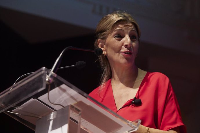 La vicepresidenta segunda del Gobierno, Yolanda Díaz, durante el encuentro organizado por Economistas contra la crisis en la sede de la Fundación Cajasol, a 15 de junio del 2022 en (Sevilla, Andalucía)