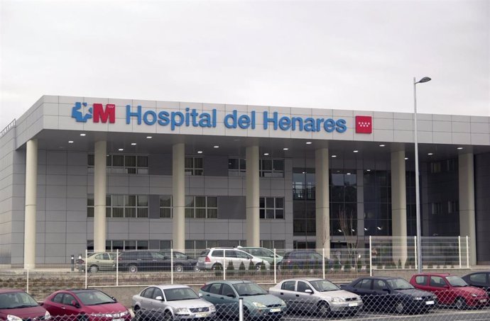 Archivo - Imagen de recurso de la fachada principal del Hospital del Henares, en Coslada.