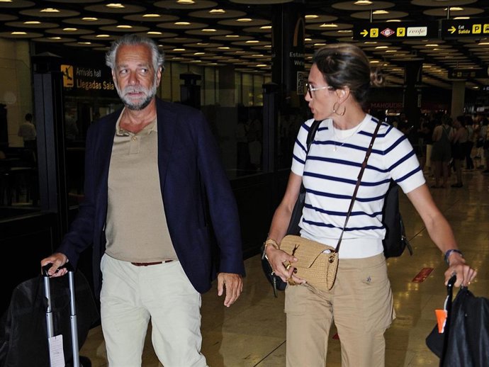 BILL SAAD Y NIEVES ÁLVAREZ EN EL AEROPUERTO DE MADRID