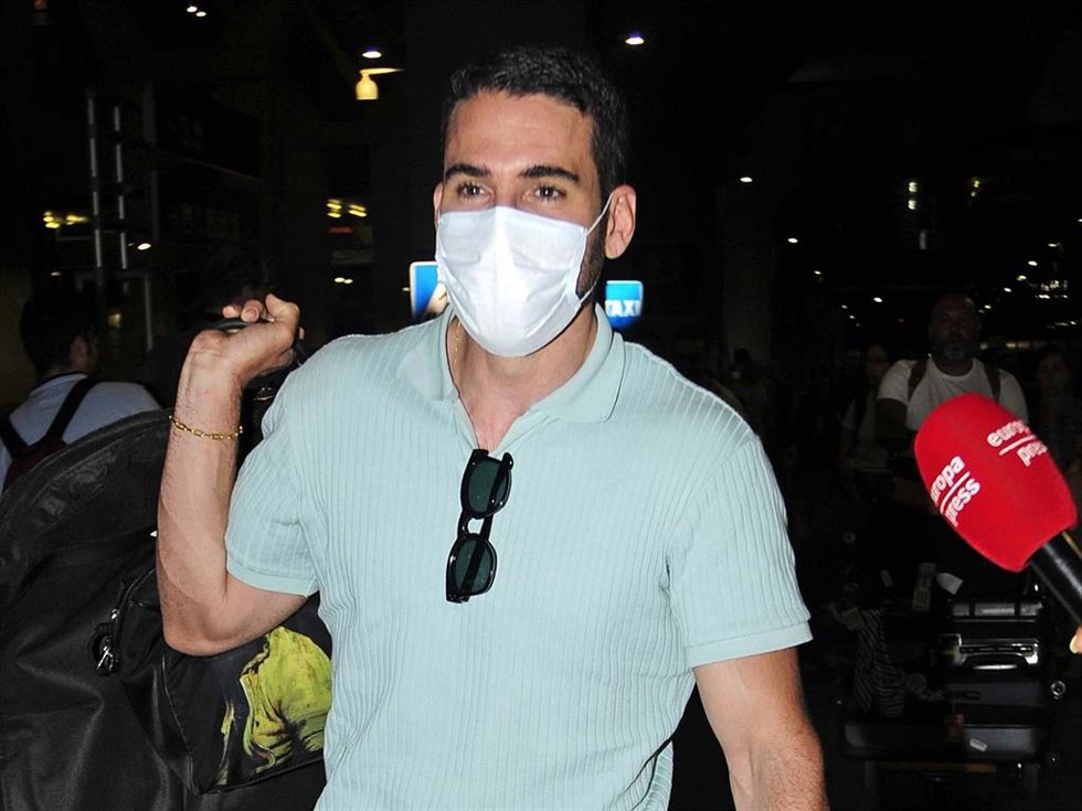 MIGUEL ÁNGEL SILVESTRE EN EL AEROPUERTO DE MADRID