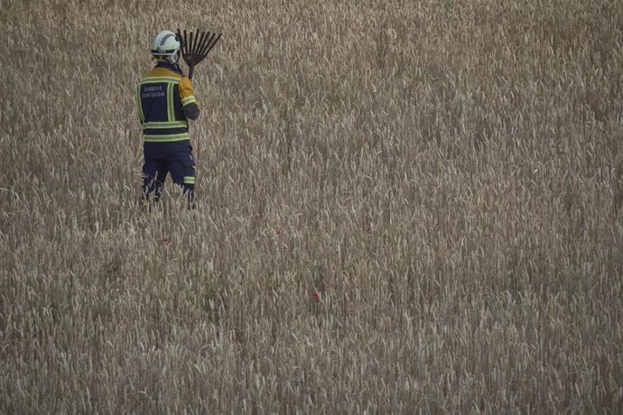 Un bombero a su llegada a la zona de Maquírriain tras avanzar el incendio de Ujué, a 19 de junio de 2022, en Maquírriain, Navarra, (España). Éste es uno de los incendios que permanecen activos en la Comunidad foral. Durante la madrugada se  desalojó  el