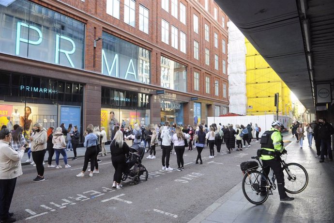 Archivo - 30 April 2021, United Kingdom, Belfast: Shoppers queue outside Primark in Belfast, as shops reopen after the easing of the coronavirus lockdown restrictions in Northern Ireland. Photo: Mark Marlow/PA Wire/dpa