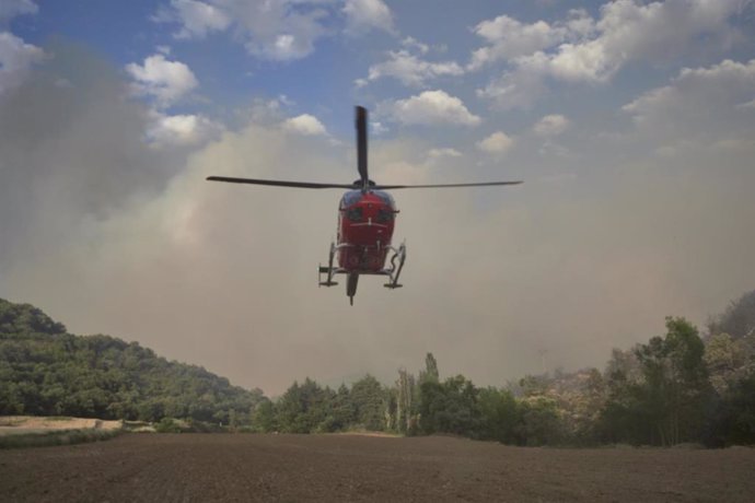 Un helicóptero a su llegada a la zona de Maquírriain tras avanzar el incendio de Ujué, a 19 de junio de 2022, en Maquírriain, Navarra, (España). Éste es uno de los incendios que permanecen activos en la Comunidad foral. Durante la madrugada se desalojó 