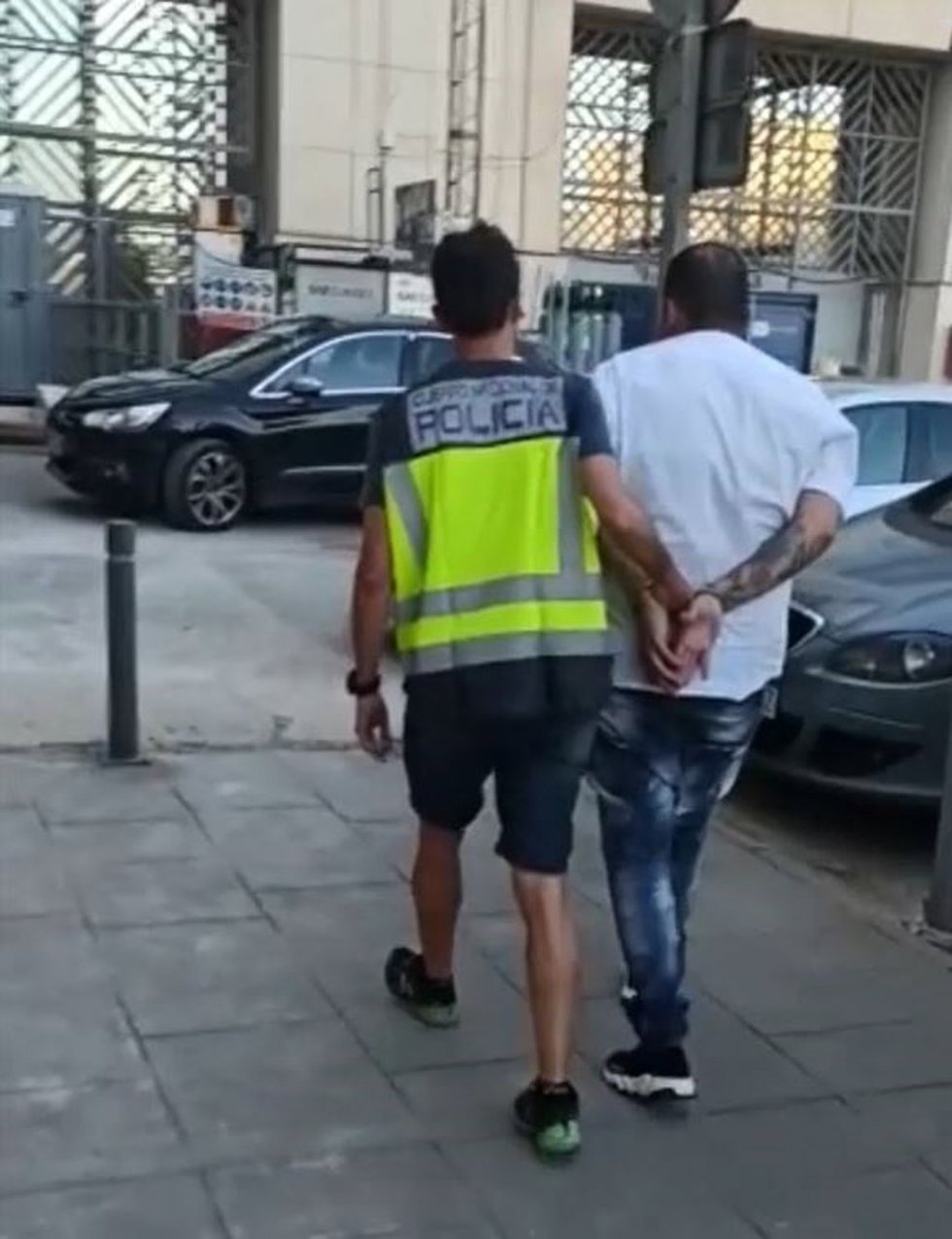 Detenido por robar tres relojes de lujo valorados en 340.000 euros en Marbella y Estepona. Fue sorprendido cuando iba a coger un avión desde el aeropuerto de Málaga