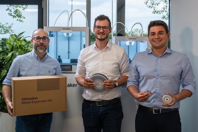 F.l.t.r. Miguel Calvo (CTO Ultimaker); Tobias Rdlmeier (Business Development Manager - Metal Ecosystem at BASF Forward AM); Andrea Gasperini (Product Manager Ultimaker) presenting components of the Ultimaker Metal Expansion Kit, co-developed by Ultimak