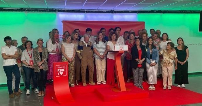 La secretaria general del PSOE de Huelva, María Eugenia Limón, acompañada por miembros del partido analiza los resultados electorales del 19J.