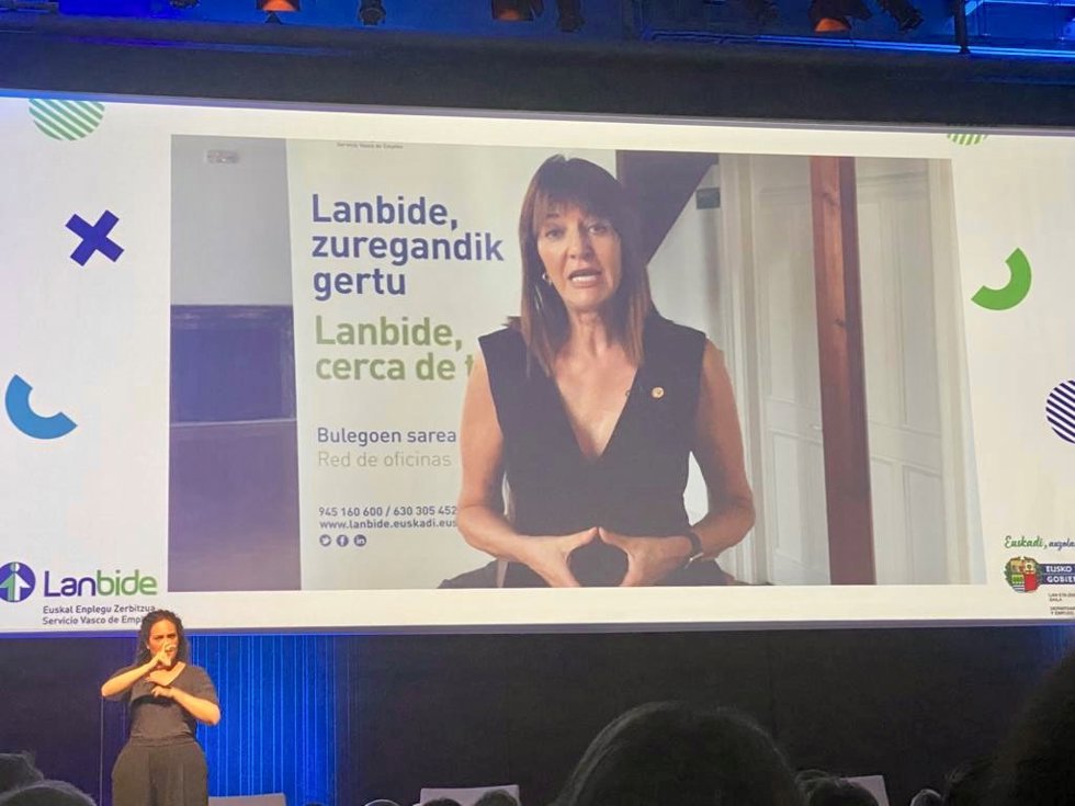 Idoia Mendia en la feria de empleo Merkalan