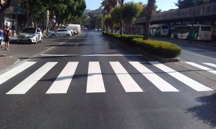 Archivo - Imagen de archivo de una calle asfaltada en Málaga 