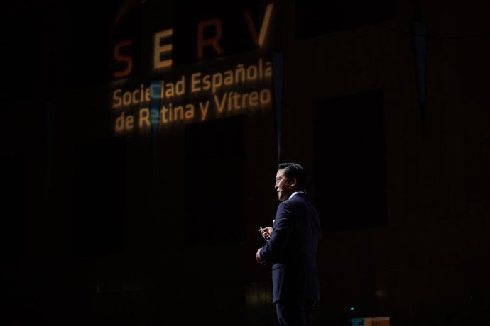 Carl Awh, presidente de la American Society of Retina Specialists (ASRS) recibe la Medalla de Honor durante su ponencia
