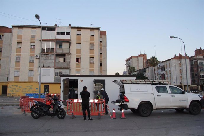 Técnicos de Endesa instalan un nuevo centro de transformación en el Polígono Sur.