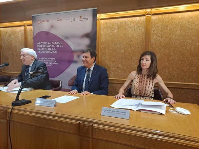 El presidente de la Cámara de Comercio de Burgos, Antonio Miguel Méndez Pozo, el consejero de Economía y Hacienda, Carlos Fernández Carriedo, y la directora territorial de ICE en Burgos, María Dolores Borén.