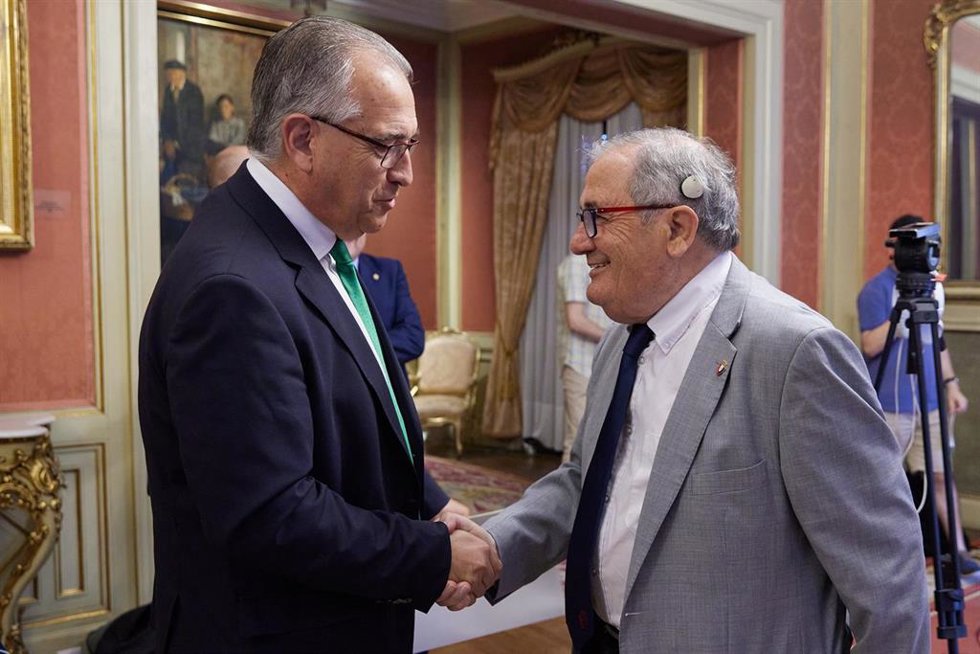 Firma convenio entre Osasuna y Ayuntamiento de Pamplona.