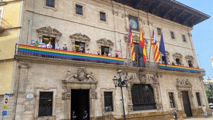 Archivo - La bandera LGTBI colgada en el balcón de Cort.