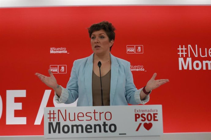 La portavoz del PSOE de Extremadura, Soraya Vega, en rueda de prensa