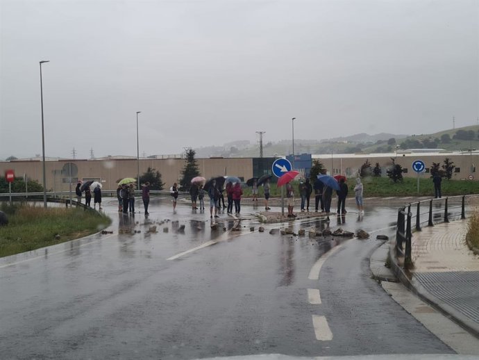 Acceso cortado al polígono de Guarnizo