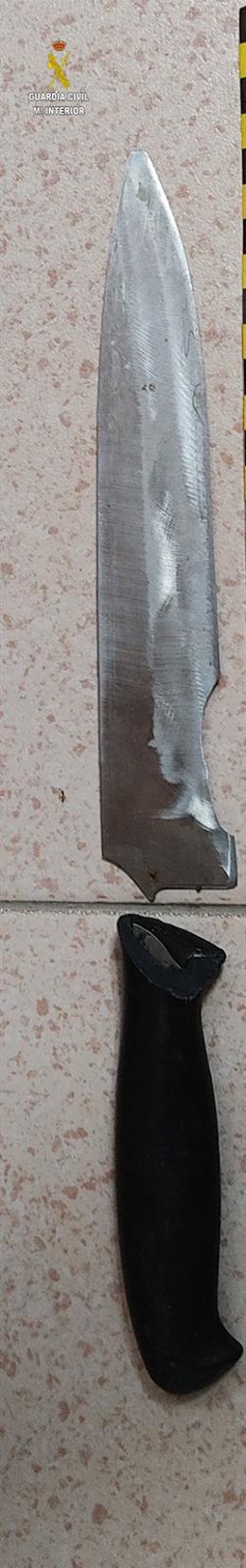 Uno de los cuchillos intervenidos al detenido