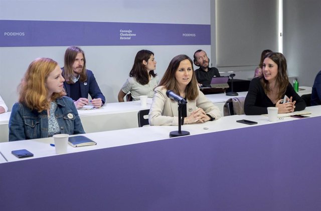 Archivo - (I-D) La secretaria de Organización de Podemos, Lilith Verstrynge; la secretaria general de Podemos y ministra de Derechos Sociales, Ione Belarra y la ministra de Igualdad, Irene Montero, en una reunión del Consejo Ciudadano Estatal de Podemos.