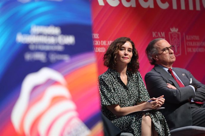 La presidenta de la Comunidad de Madrid, Isabel Díaz Ayuso, en la clausura de los actos de la semana conmemorativa del 425 aniversario del Colegio de la Abogacía de Madrid (ICAM), en IE University, a 17 de junio de 2022, en Madrid (España). 