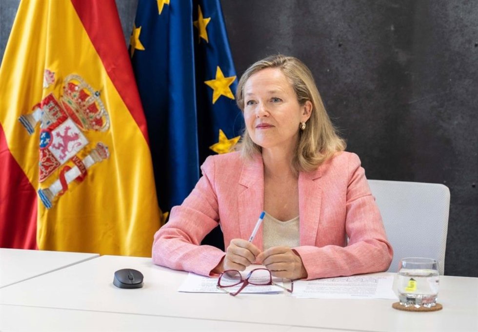 La vicepresidenta de Asuntos Económicos, Nadia Calviño, antes de intervenir por videoconferencia en la inauguración del 'Curso de Verano de la APIE', en la Universidad Internacional Menéndez Pelayo